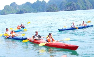 Du thuyền Golden Cruise - Du khách được chèo thuyền Kayak
