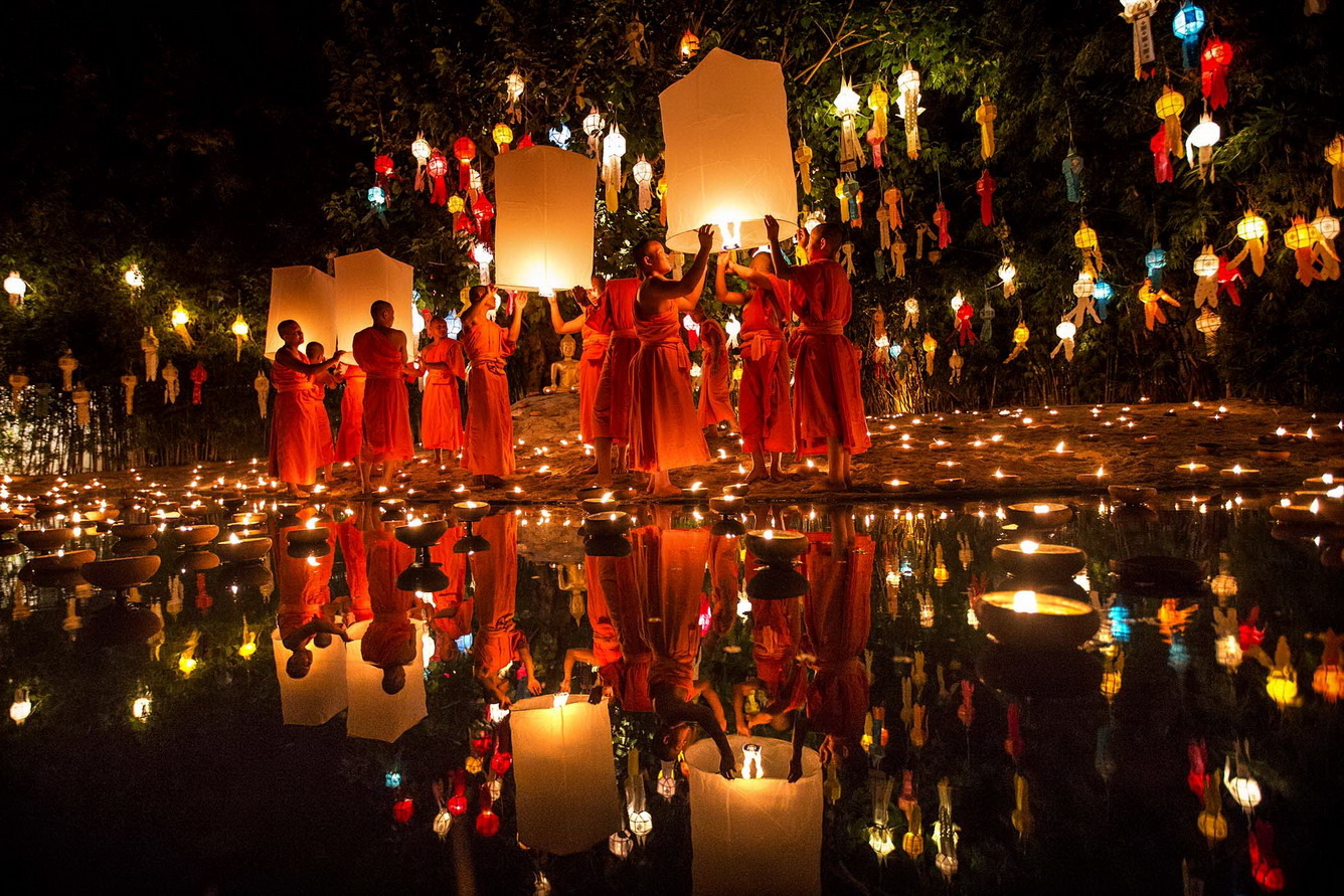 Loy Krathong Festival float flower lanterns and pray for peace Focus