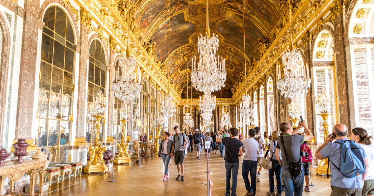 Время версаль. Версаль зеркальная галерея Версальского дворца. Париж Версаль внутри. Барокко Версаль Медель. Версальский дворец в Париже наши дни.