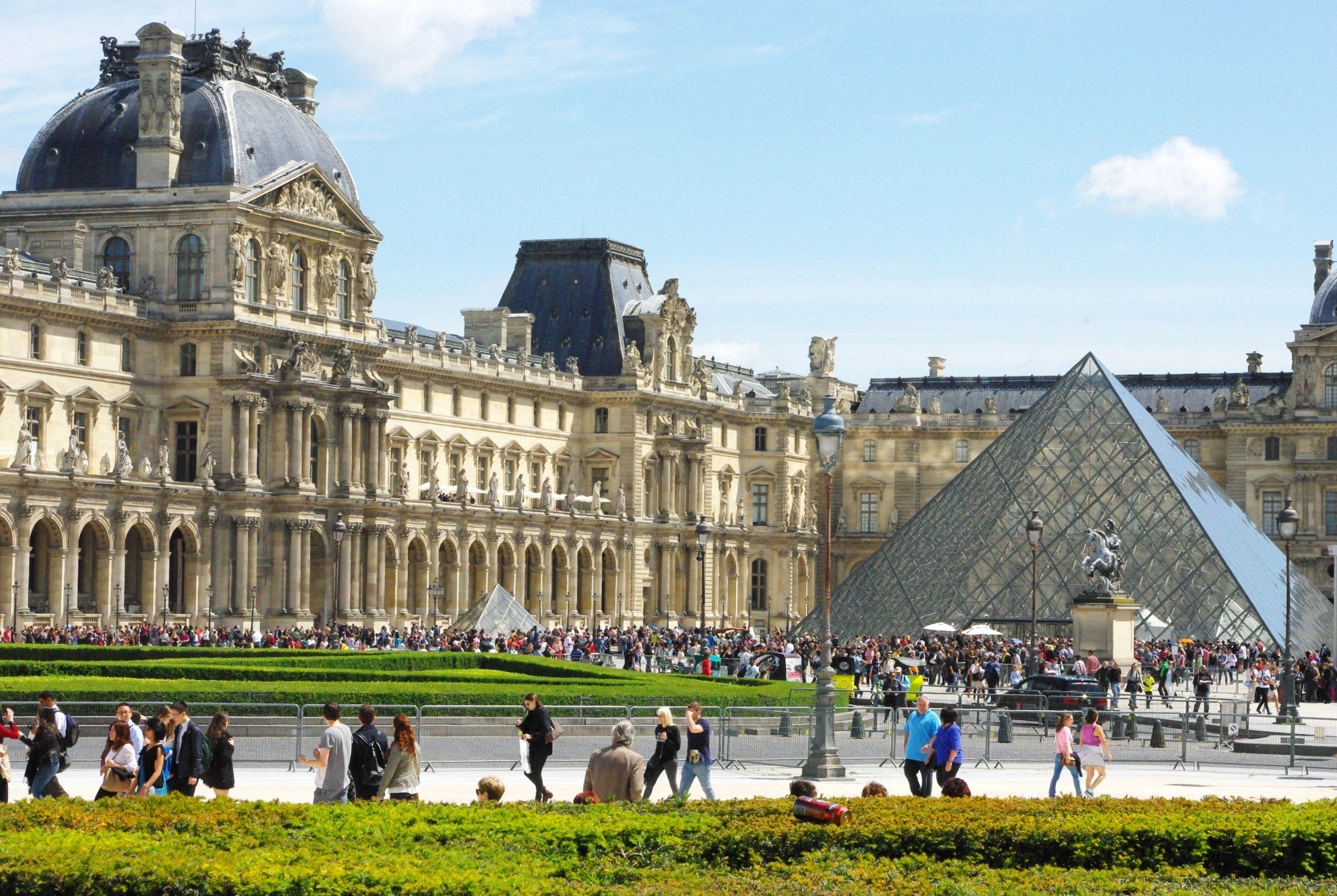 Địa điểm du lịch Paris - Cung điện Louvre