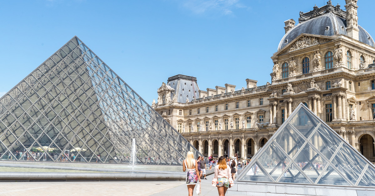 Địa điểm du lịch Paris - Cung điện Louvre