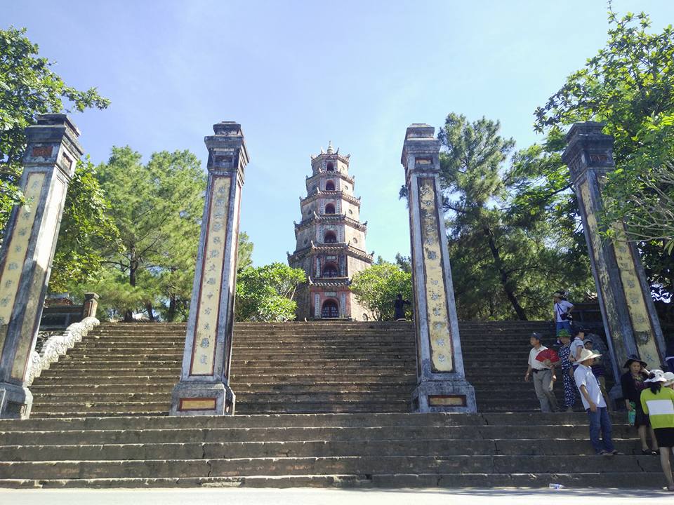 Chùa Thiên Mụ - Các bậc thang đá dẫn lên chùa
