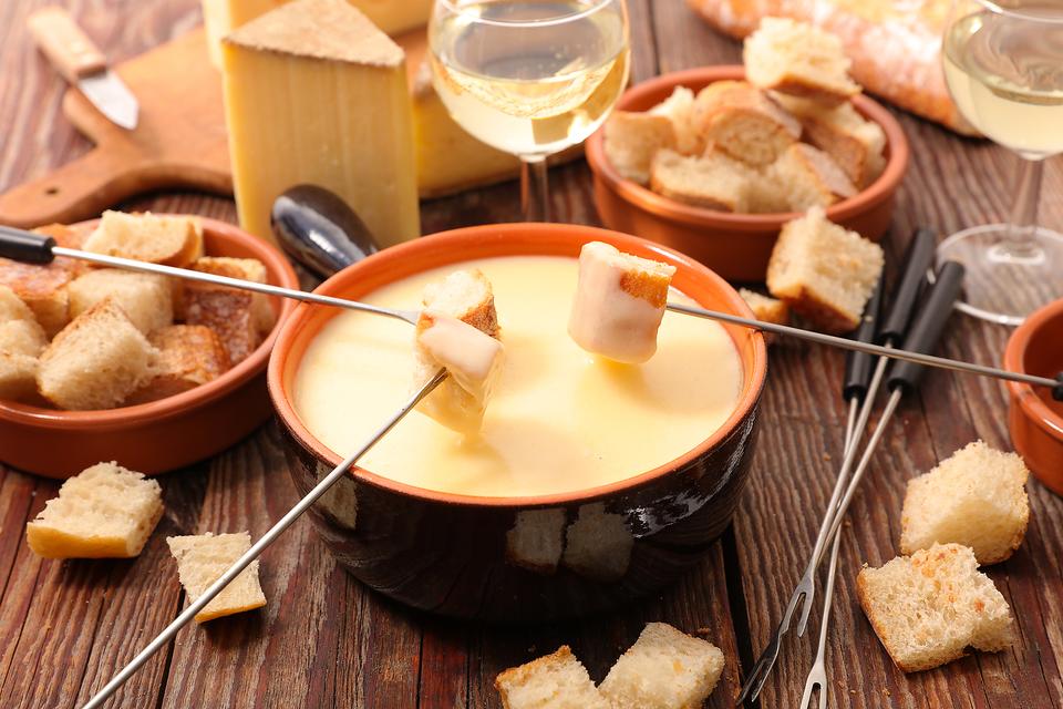 Món ăn ngon khi du lịch Thụy Sĩ - Fondue Cheese