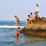 Bãi Đá Nhảy - Quảng Bình - Leo lên tảng đá to rồi nhảy ùm xuống biển là trò chơi yêu thích của nhiều trẻ em
