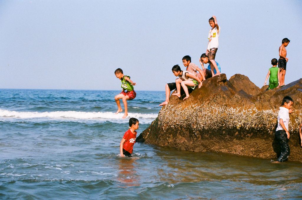 Bãi Đá Nhảy - Quảng Bình - Leo lên tảng đá to rồi nhảy ùm xuống biển là trò chơi yêu thích của nhiều trẻ em