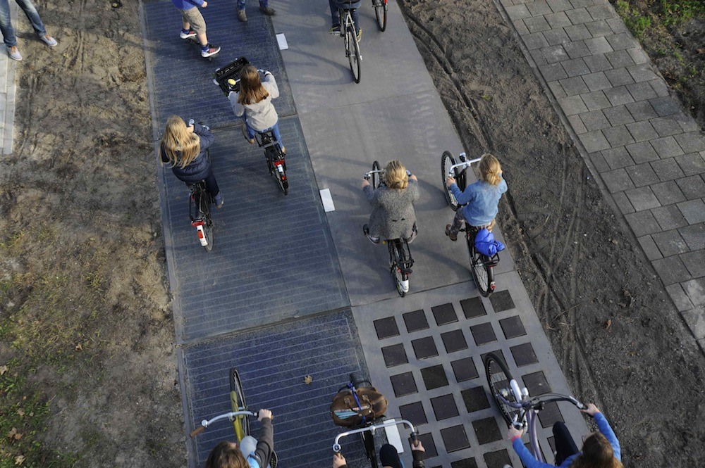 7 điều khiến Hà Lan trở thành ‘hành tinh kỳ lạ’ trên thế giới - Làn đường dành cho xe đạp năng lượng mặt trời