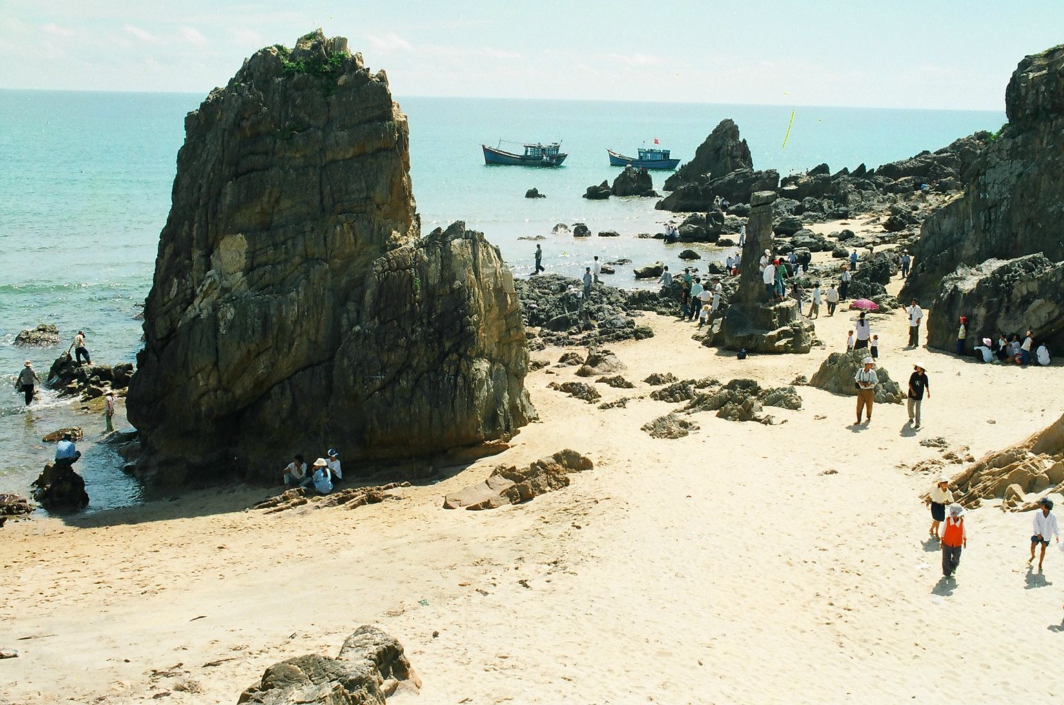 Da Nhay Beach - Quang Binh - Many big rocks are scattered in Da Nhay beach