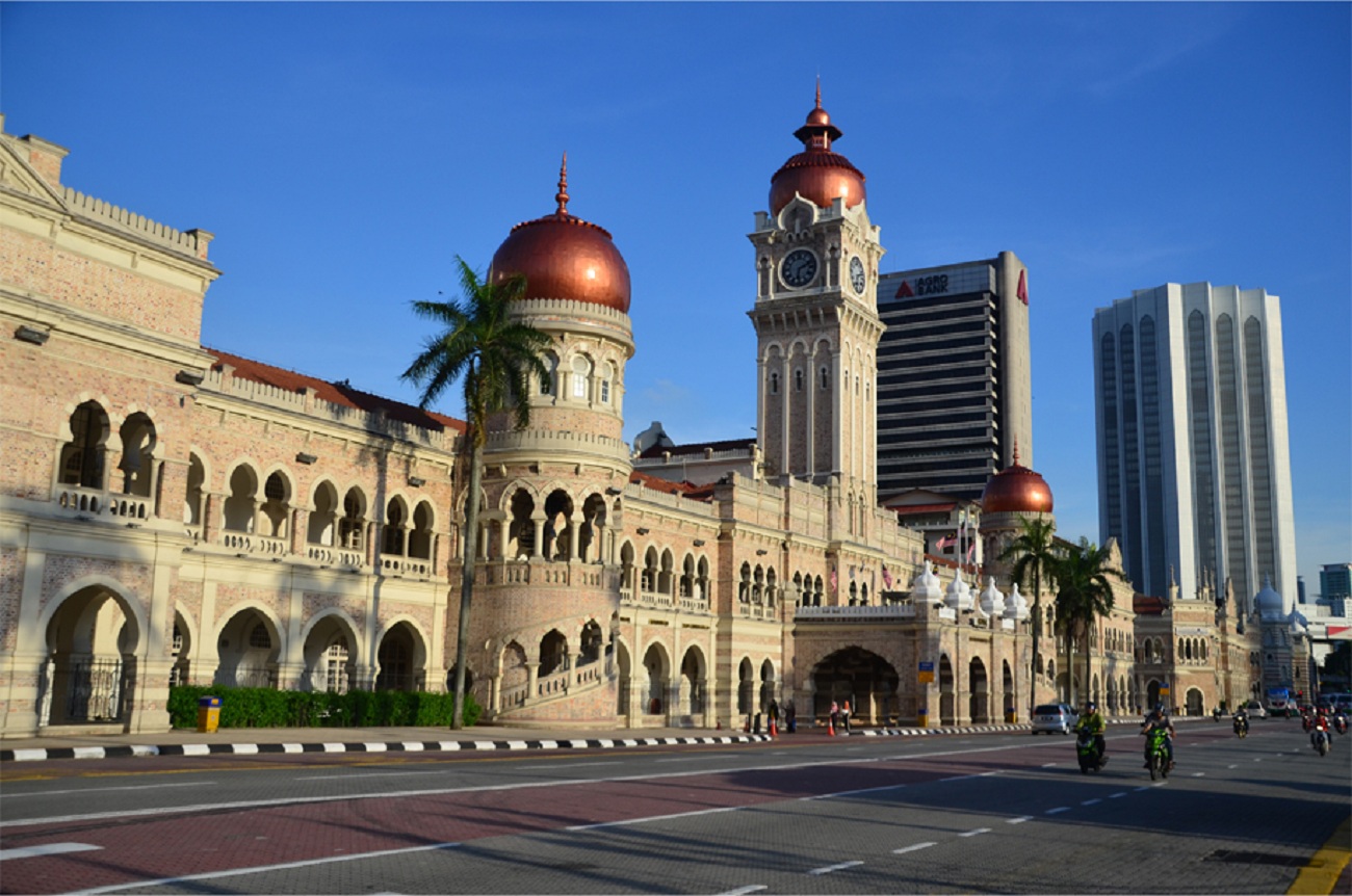 Площадь мала. Мердека Малайзия. Merdeka Square, Kuala Lumpur. Датаран Мердека, Куала-Лумпур. Малайзия здание правительства.