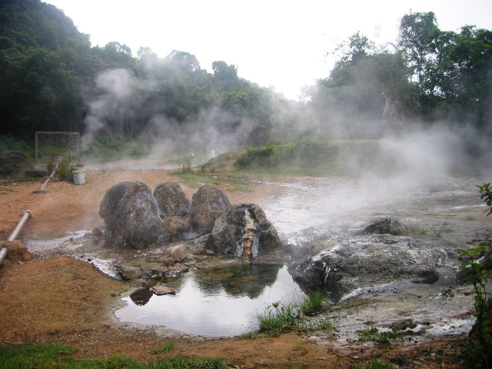 Tourist destination in Quang Binh - Bang hot spring