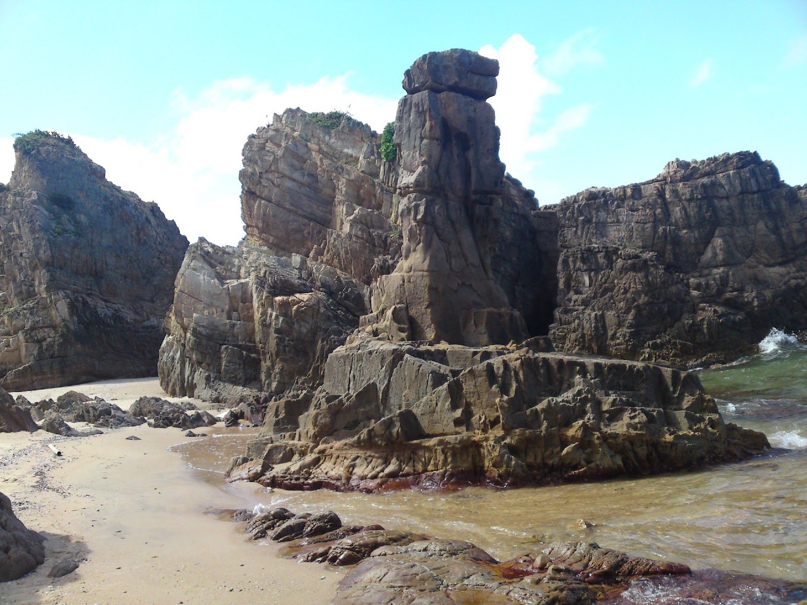 Da Nhay Beach - Quang Binh - A big rock in Da Nhay beach with strange shape