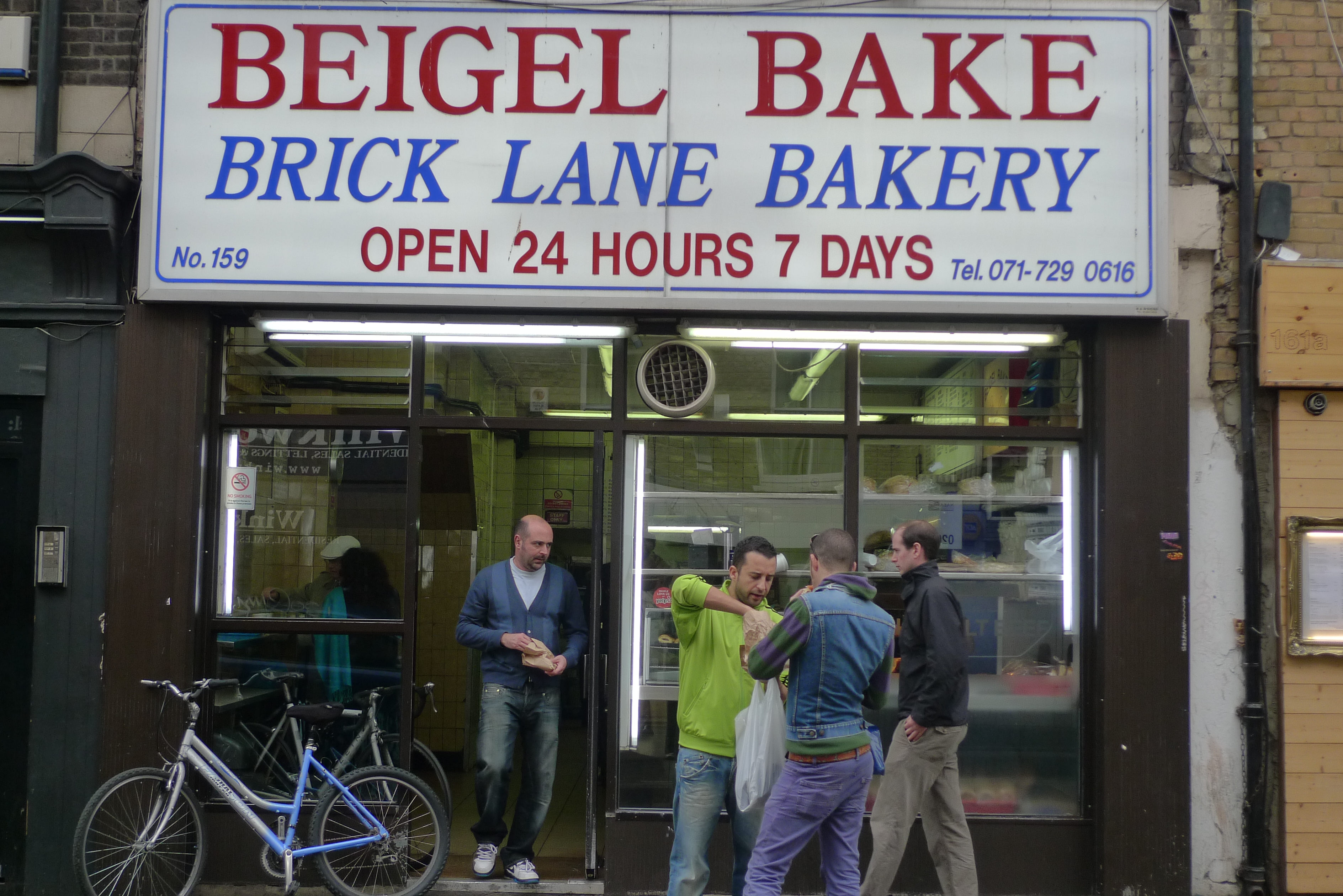 Món ăn ngon ở London - Tiệm Brick Lane Beigel Bake