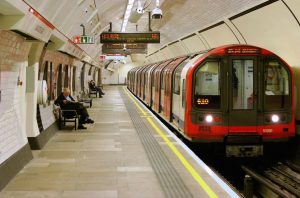 Kinh nghiệm đi tàu điện ngầm ở Anh - Tàu điện ngầm ở Anh