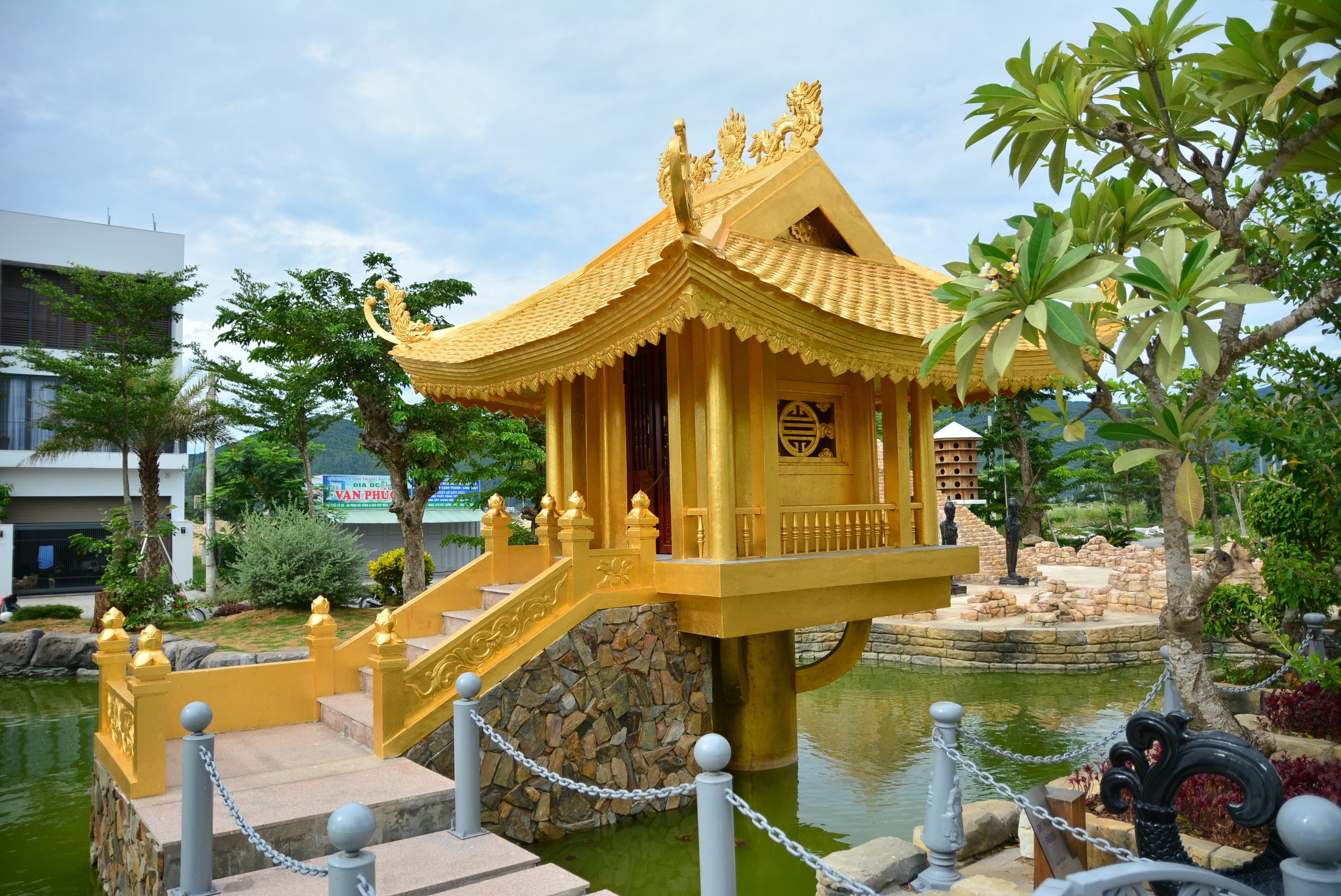 World Wonder Park Da Nang - An impressive gold-plated One Pillar Pagoda