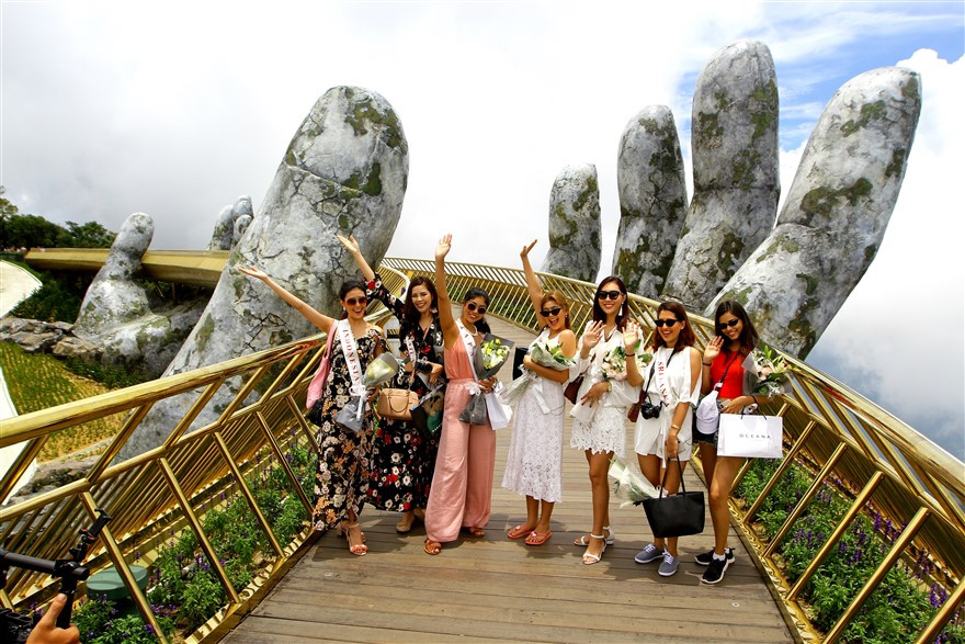 Địa điểm check in tại Đà Nẵng - Các hoa hậu thế giới check-in tại Cầu Vàng