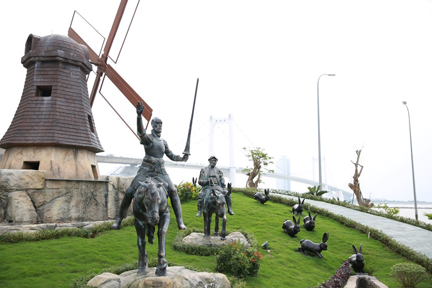 Danang World Wonder Park - Statues at the Park