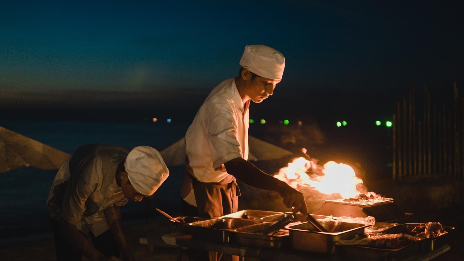 Sunset Sanato Beach Club - Thưởng thức những món ăn từ đầu bếp chuyên nghiệp