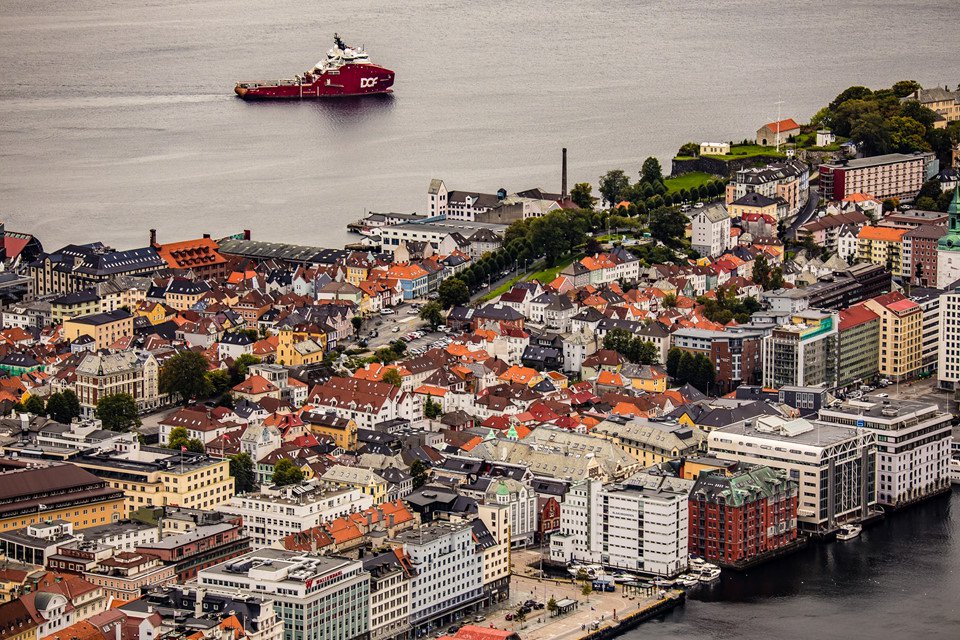 Toàn cảnh thành phố cảng Bergen - Cực quang tại Na Uy