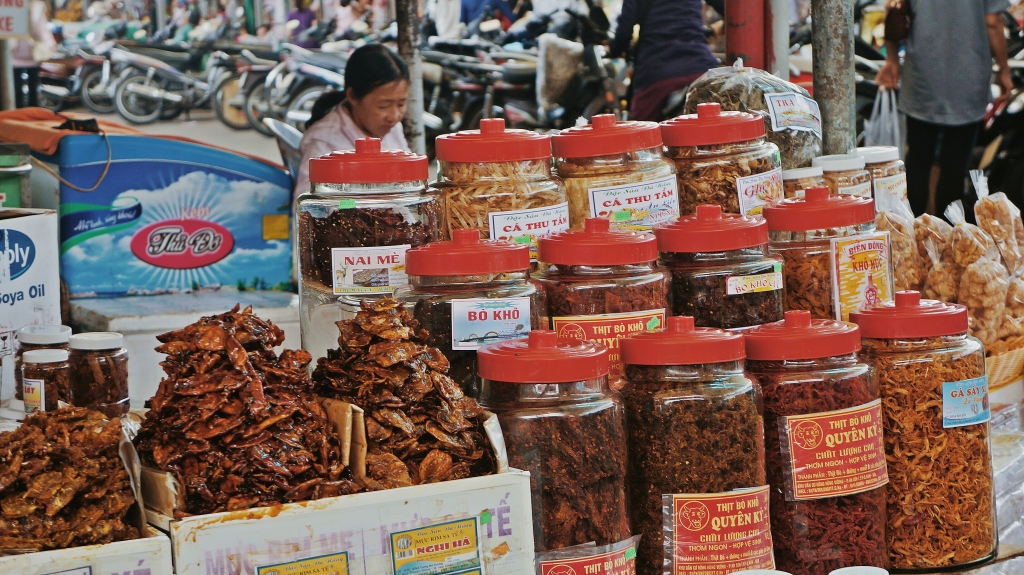 Khu chợ ăn vặt ở Đà Nẵng - Đặc sản đồ khô tại chợ Cồn