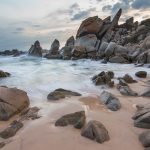 Vô vàn những hòn đá lớn nhỏ khắp bãi biển - Cảnh đẹp ở Quảng Bình