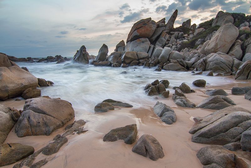 Vô vàn những hòn đá lớn nhỏ khắp bãi biển - Cảnh đẹp ở Quảng Bình