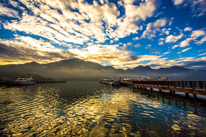 Khám phá vẻ đẹp quyến rũ của hồ Nhật Nguyệt
