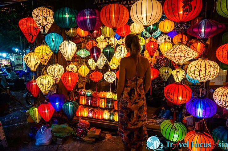 explore Hoi An at night