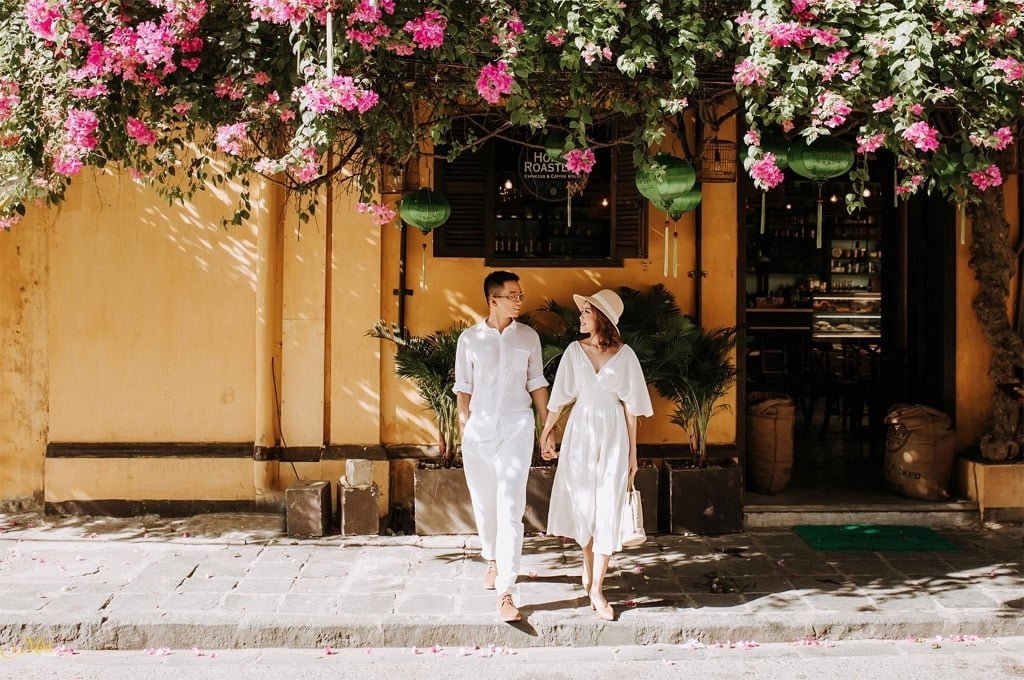 Để có được bộ ảnh cưới ấn tượng thì Đà Nẵng là một điểm đến lý tưởng. Không chỉ có bãi biển đẹp, thành phố còn sở hữu những kiến trúc xưa cổ và những địa điểm chụp ảnh mang đậm chất cổ kính. Hãy để bộ ảnh của mình trở nên ấn tượng và lưu giữ những kỷ niệm khó quên.
