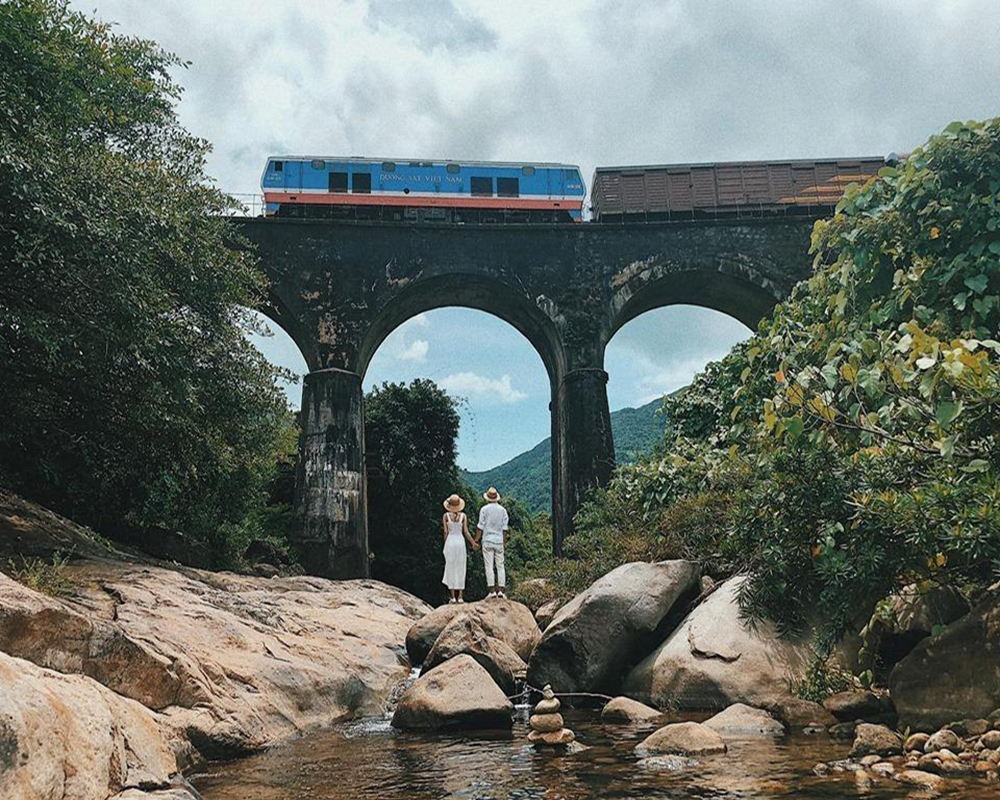 See the beautiful, picturesque Don Ca arch bridge