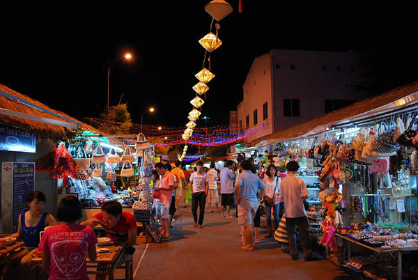 bustling atmosphere at seafood night market