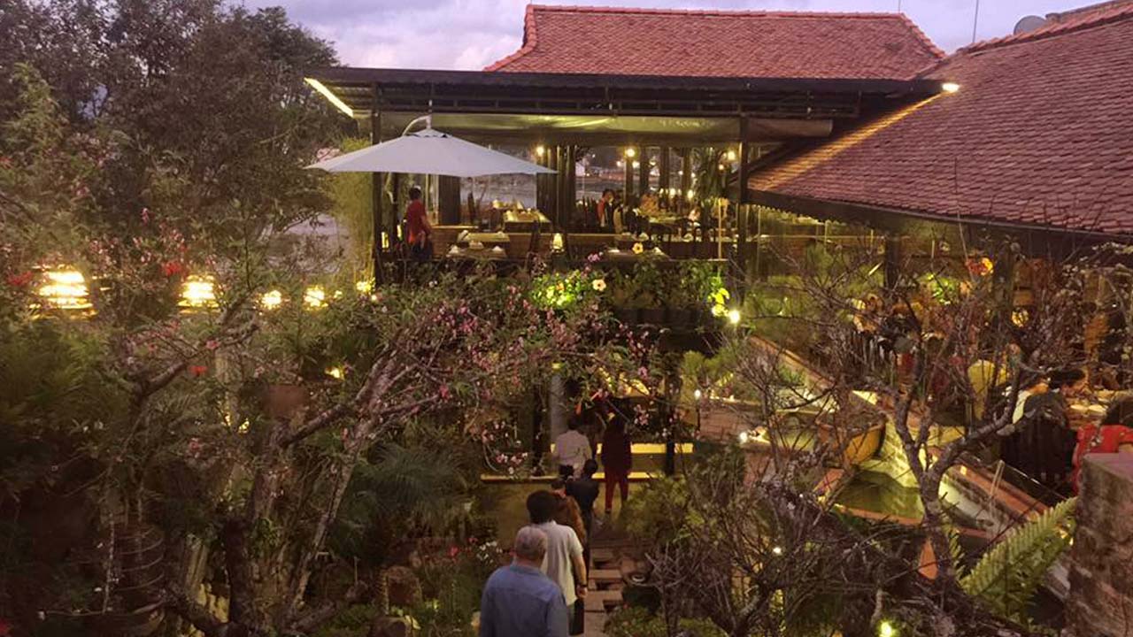 Song May: Quán ăn tối ở Đà Lạt có không gian vườn cổ xưa