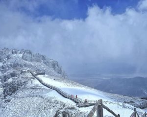 Đón tuyết sớm ở ngọn núi Shika nổi tiếng ở Shangrila