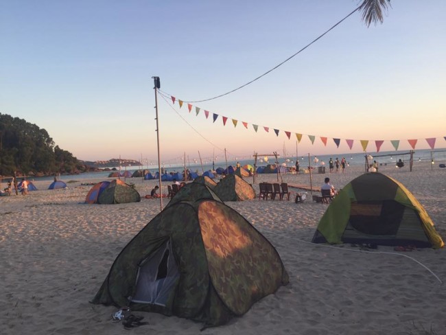 trải nghiệm cắm trại khi đi du lịch biển