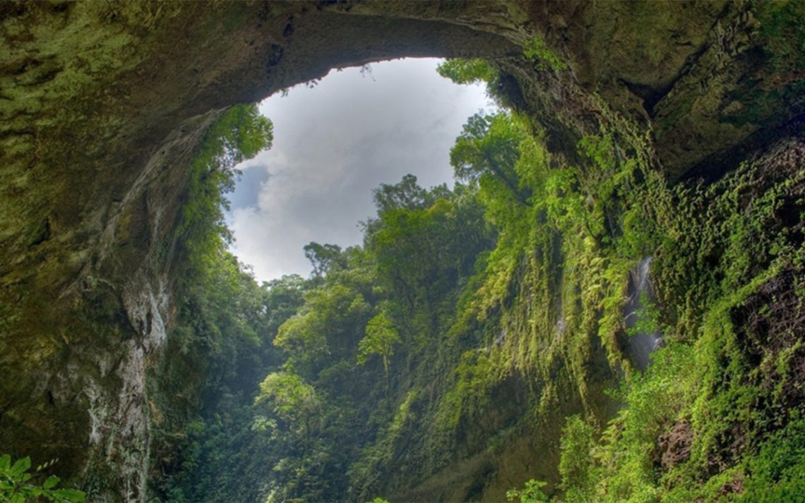 Khám phá kỳ quan thế giới 2020 mới nhất - Hang Sơn Đoòng tuyệt đẹp. Với khí hậu nhiệt đới ẩm, rừng mưa nhiệt đới và các nguồn thủy sinh thì đây sẽ là trải nghiệm không thể quên trong đời của bạn. Hãy đến với hang Sơn Đoòng để tìm thấy tuyệt phẩm thiên nhiên.