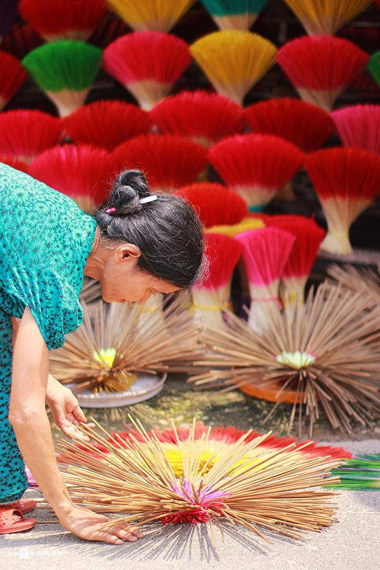 Khám phá nghề làm hương truyền thống tại Huế