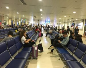 Sân bay Nội Bài đông khách nhưng Tân Sơn Nhất vắng vẻ