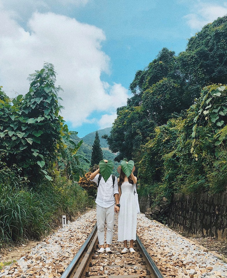 beautiful train track photography