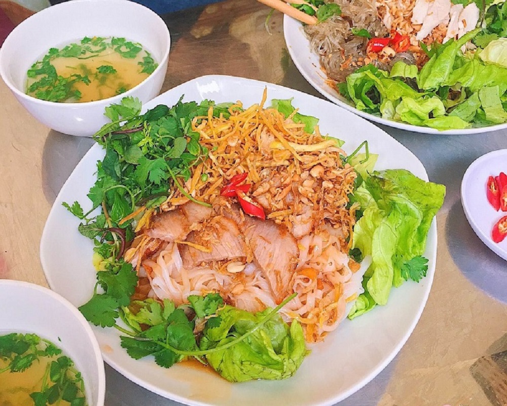 Enjoy the specialty of sour pho from Lang