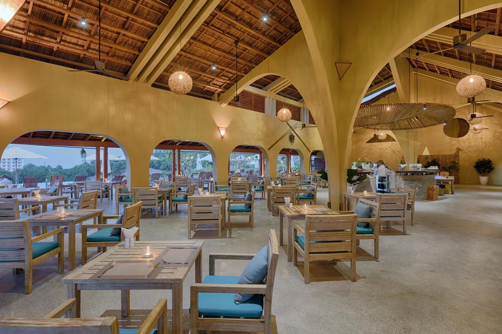 Nhà hàng ở Lahana rộng rãi thoáng đãng thân thiện với môi trường với nội thất gỗ, tre, nứa nhưng cũng không kém phần sang trọng