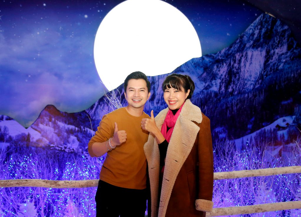 MC Quỳnh Hoa và ca sĩ Nam Cường cùng tới trải nghiệm lễ hội Winter Sonata