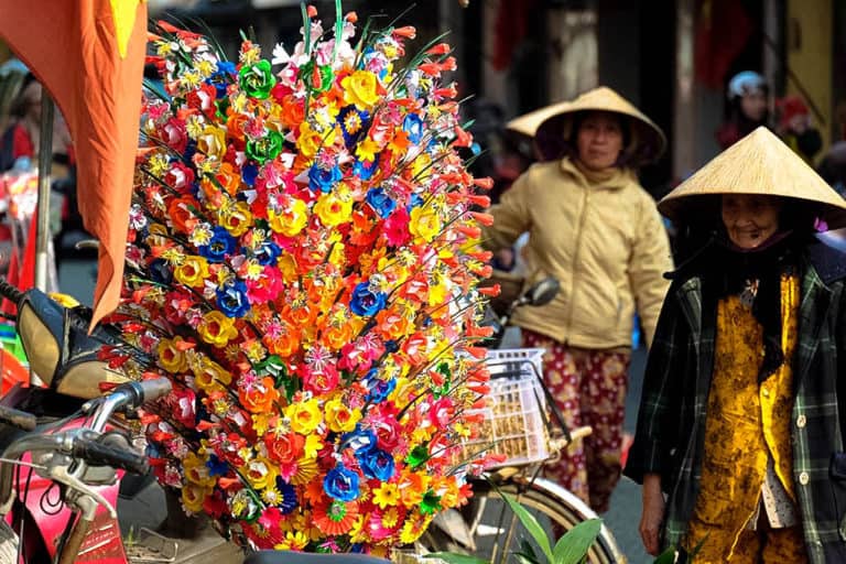 Hoa giấy của làng Thanh Tiên được bày bán ở chợ Bao Vinh vào những ngày giáp Tết