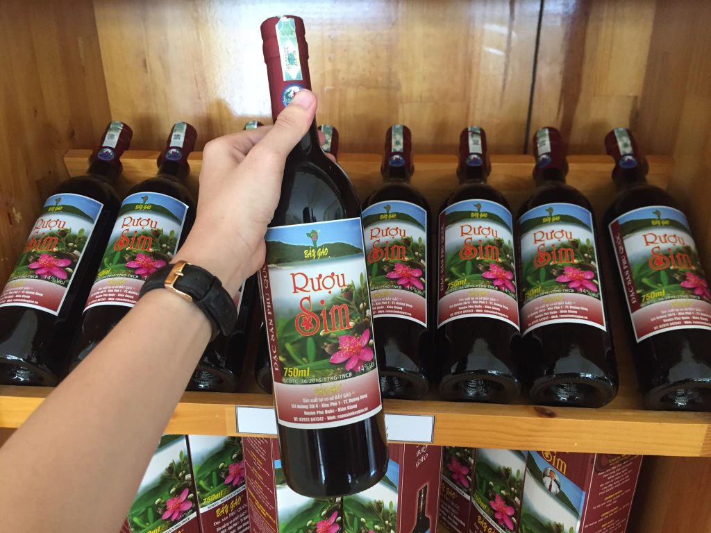 Rượu sim là một món quà ý nghĩa khi du lịch Phú Quốc