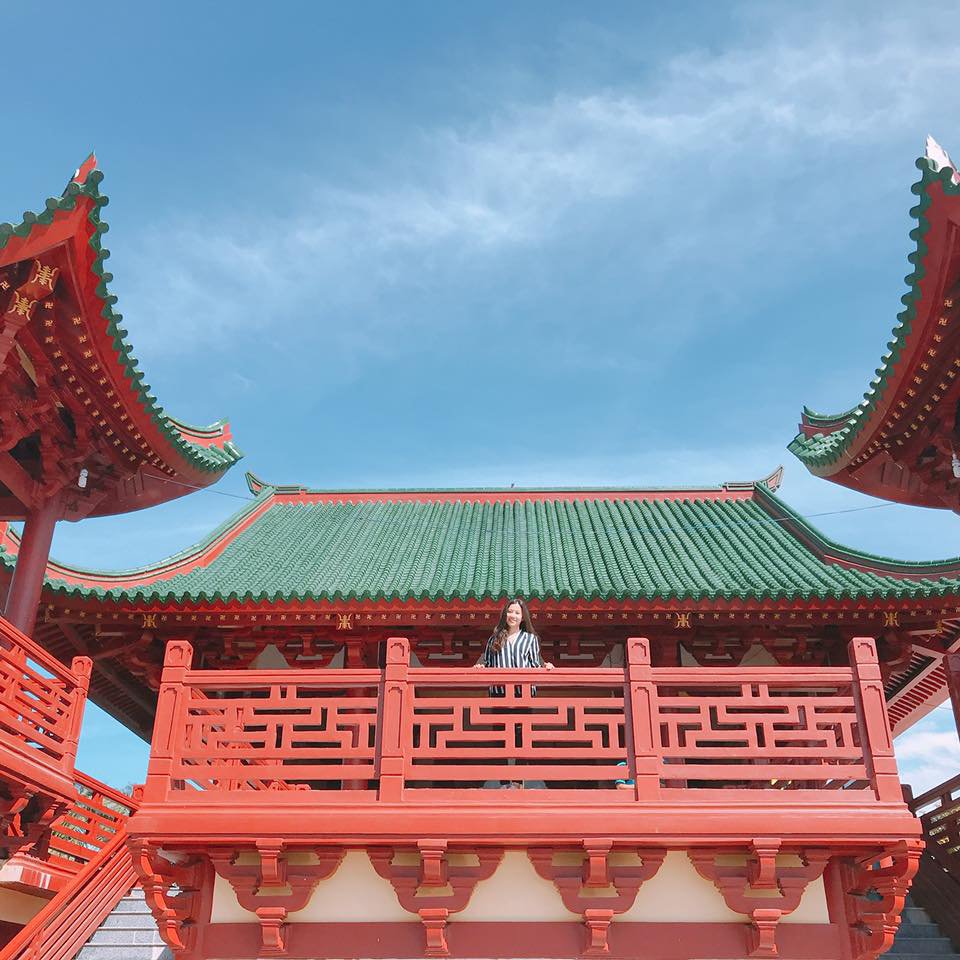 Ngôi chùa với tông đỏ nổi bật cùng kiến trúc độc đáo, đẹp không kém gì Nhật Bản