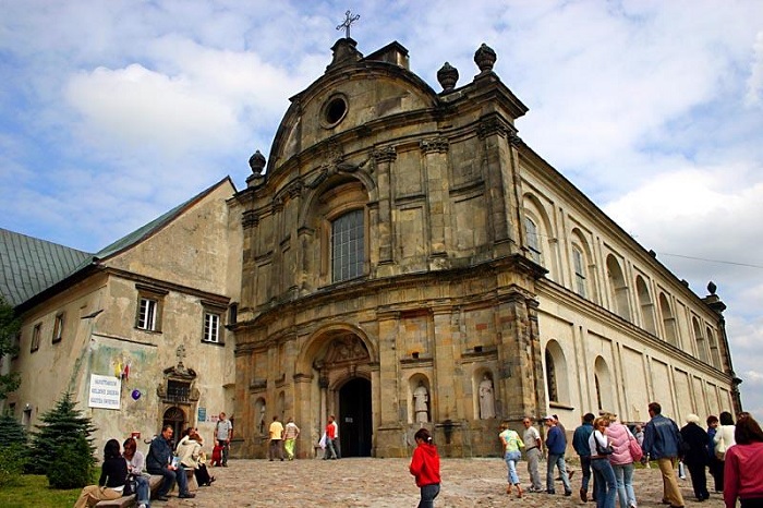 Tu viện Święty Krzyż đã từng bị phá hủy rất nhiều lần trong lịch sử