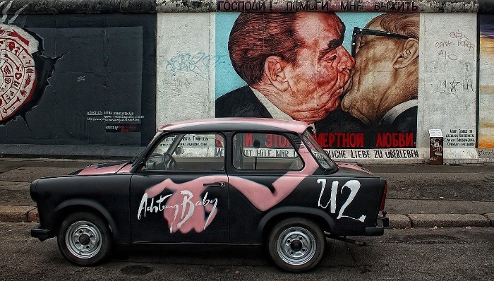 Bức tranh “Nụ hôn huynh đệ” giữa nhà lãnh đạo Liên Xô Leonid Brezhnev và lãnh đạo Đông Đức Erich Honecker