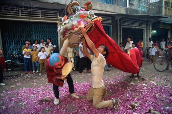 Đoàn múa lân trong ngày Tết xưa Việt Nam
