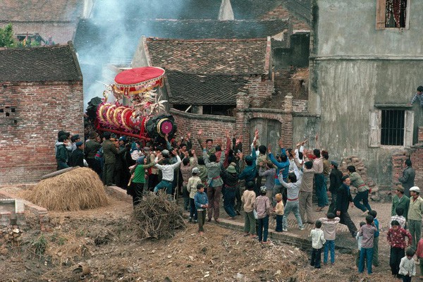 Đám rước ở một làng quê năm 1989