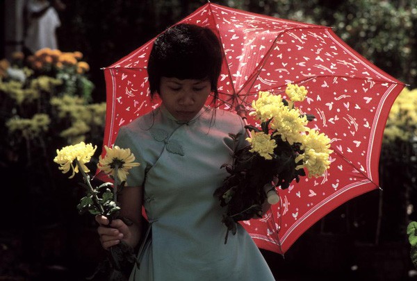 Cô gái Huế đi mua đồ trong dịp Tết năm 1988