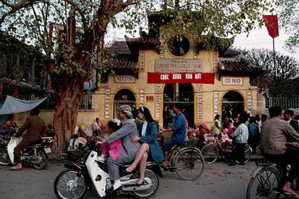 Ngày Tết xưa Việt Nam - Hình ảnh cả nhà du xuân trên một chiếc xe máy