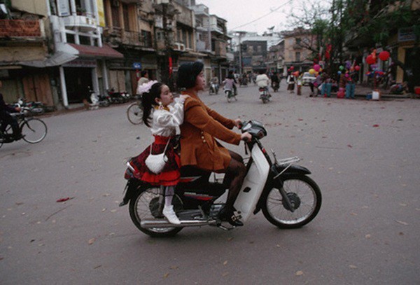 Hai mẹ con đi chơi xuân trên một con phố Hà Nội