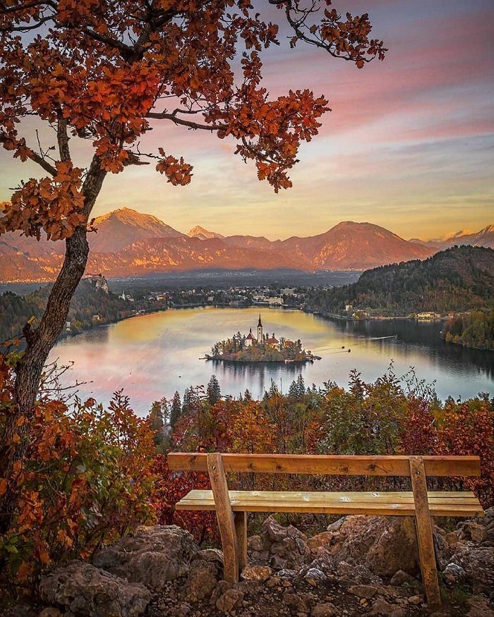 Bled town is an extremely famous destination for its majestic and ancient thousand-year-old castles and crystal clear lakes.